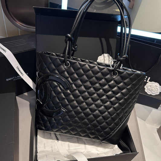 【シャネル】 Cambon Ligneブラックキルティング ラムスキン レザー ラージ トートバッグ