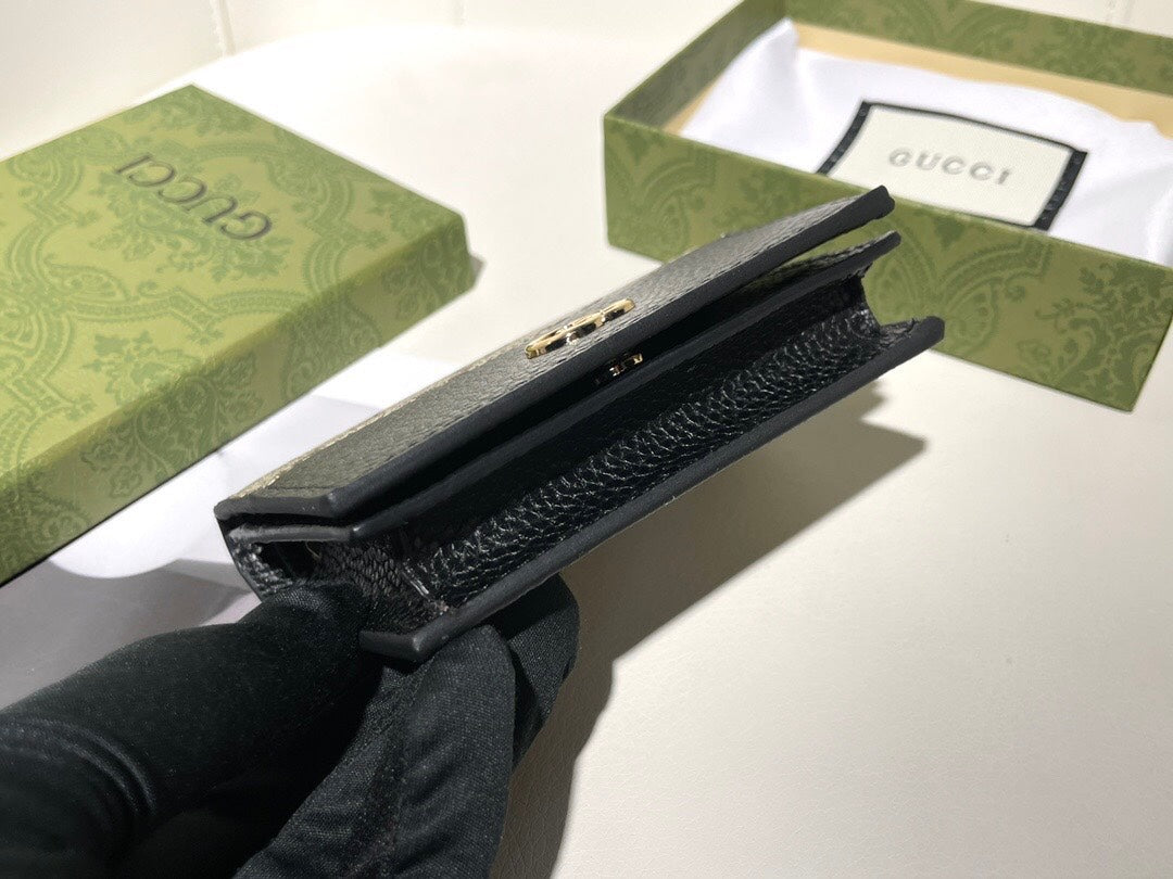 【グッチ】 スタイリッシュなデザイン 超薄型短財布 持ち運び楽々