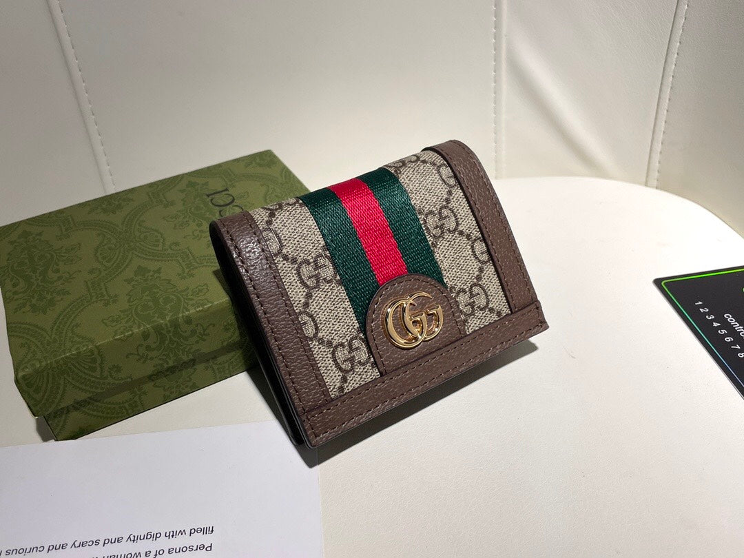 【グッチ】 個性派！超薄デザインの短財布 持ち運び便利