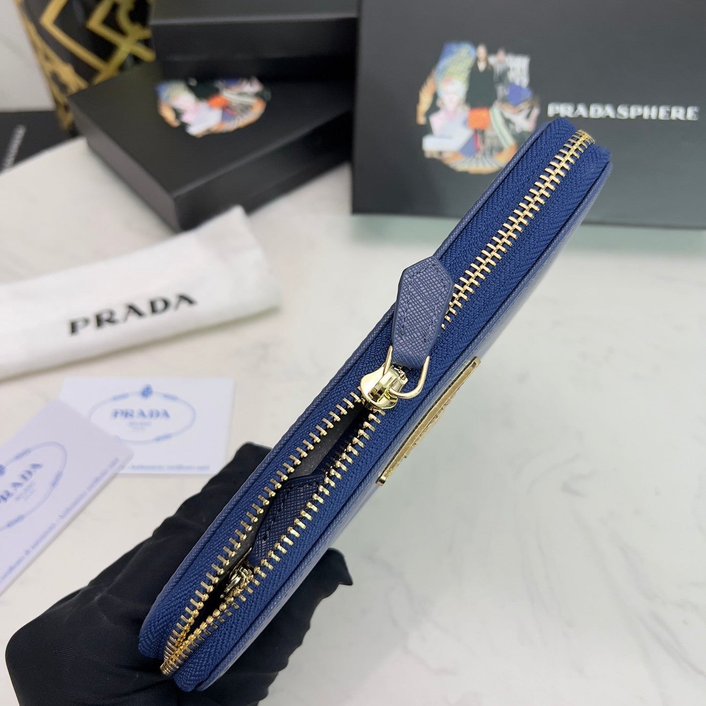 【プラダ】三角ロゴが光る 定番ジッパー長財布 上品な定番モデル