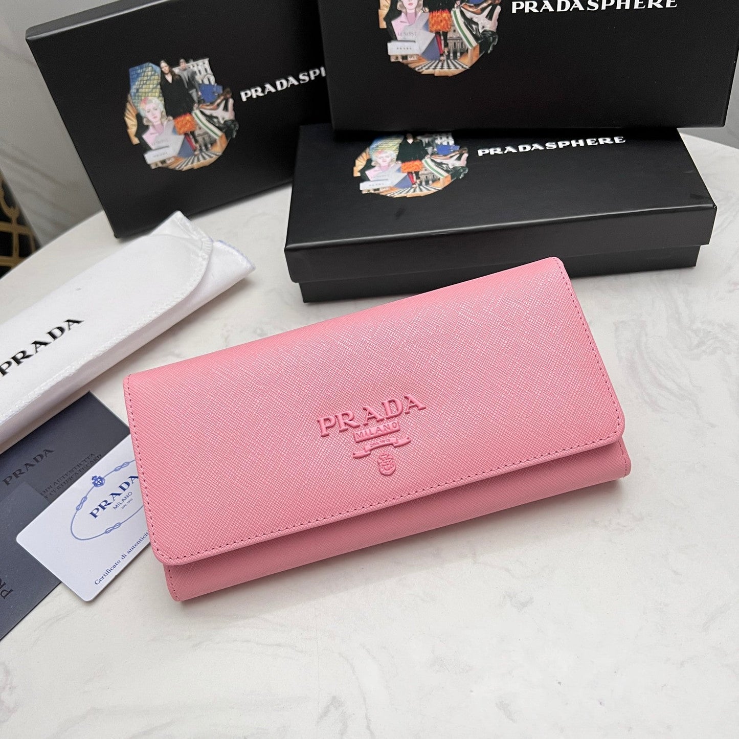 【プラダ】美しさと機能性を兼ね備えたフラップ长財布 今季注目
